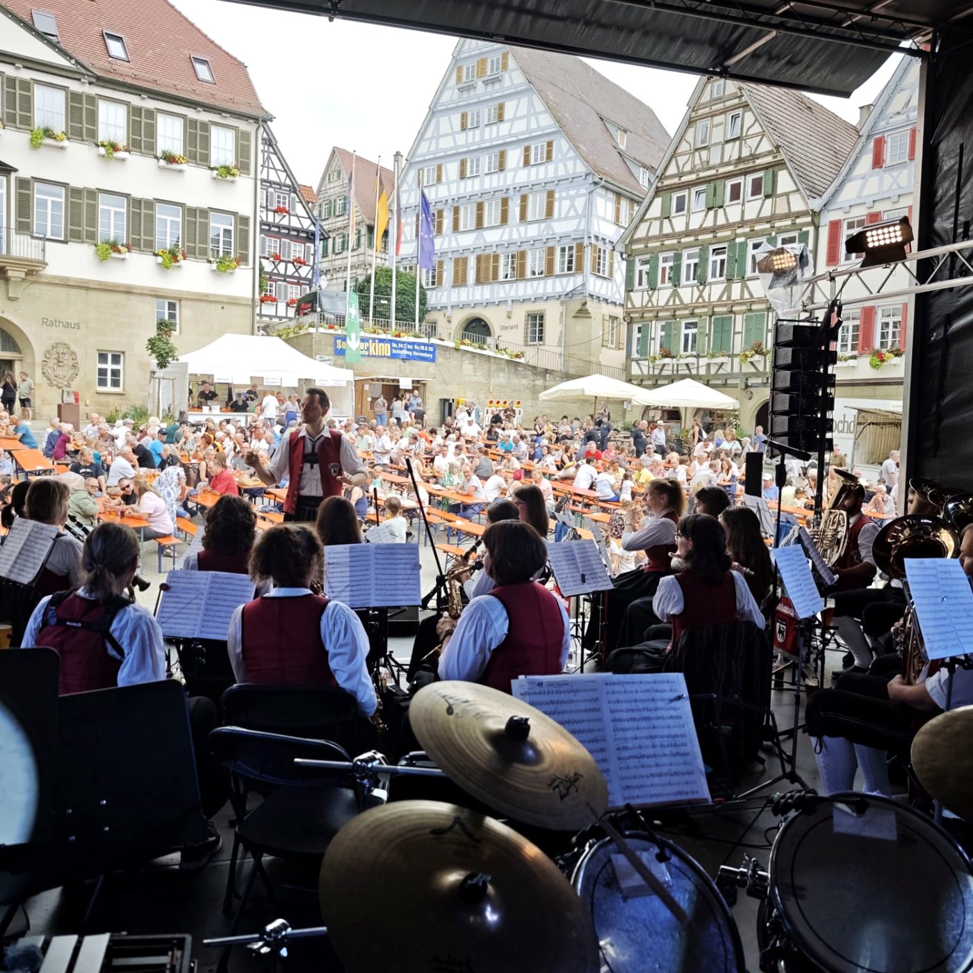 Blick von der Bühne über das Publikum beim Stadtfest
