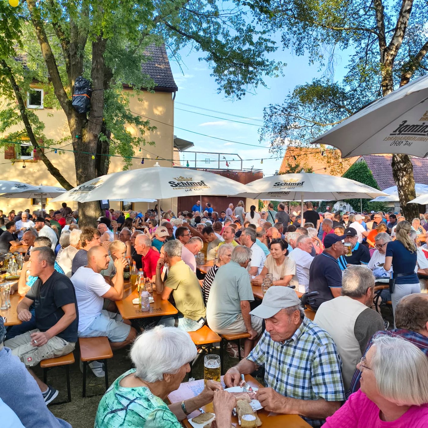 Gut besuchte Biergarten-Tische beim Zwiebelberdafest