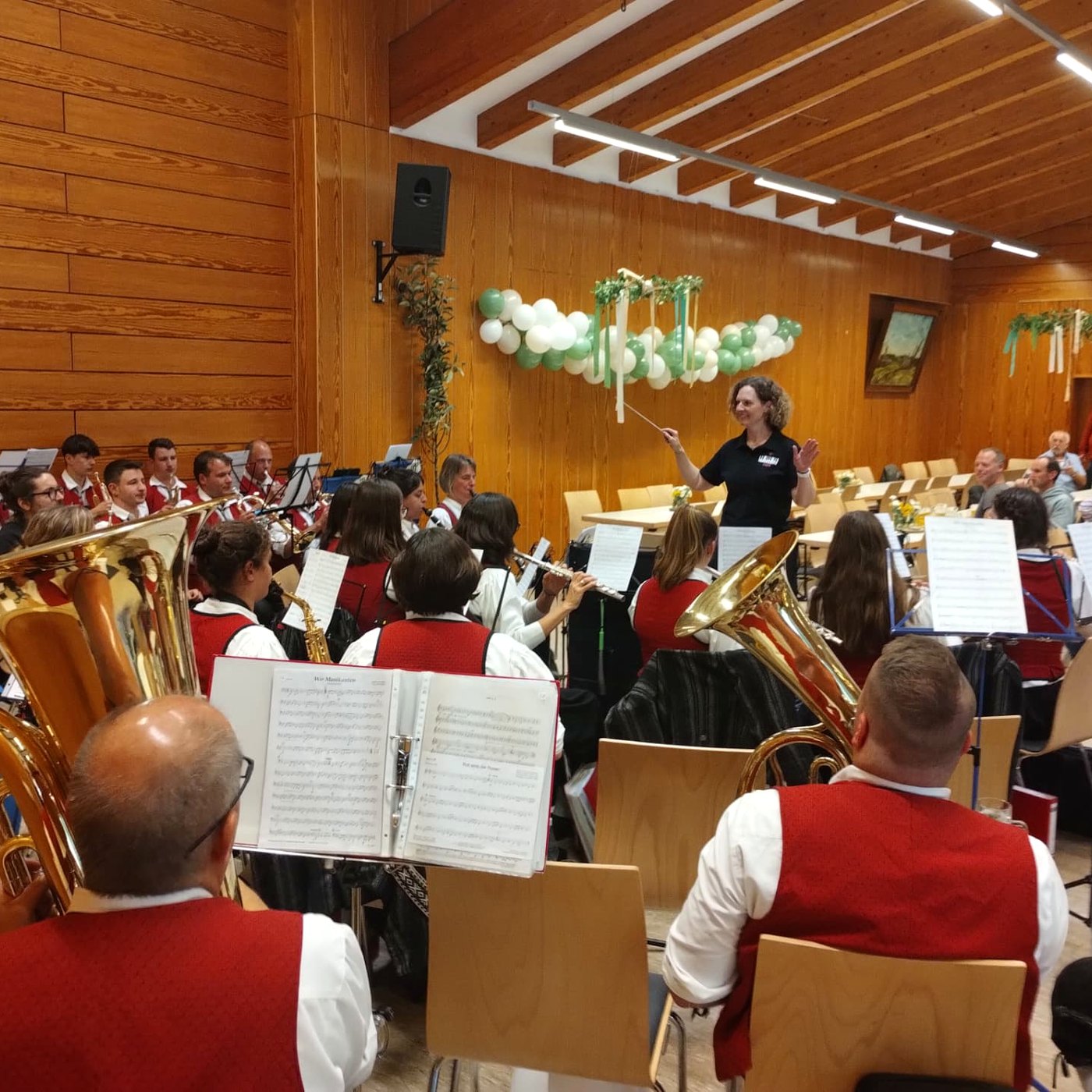 Kapelle in der Halle unter der Leitung der Dirigentin