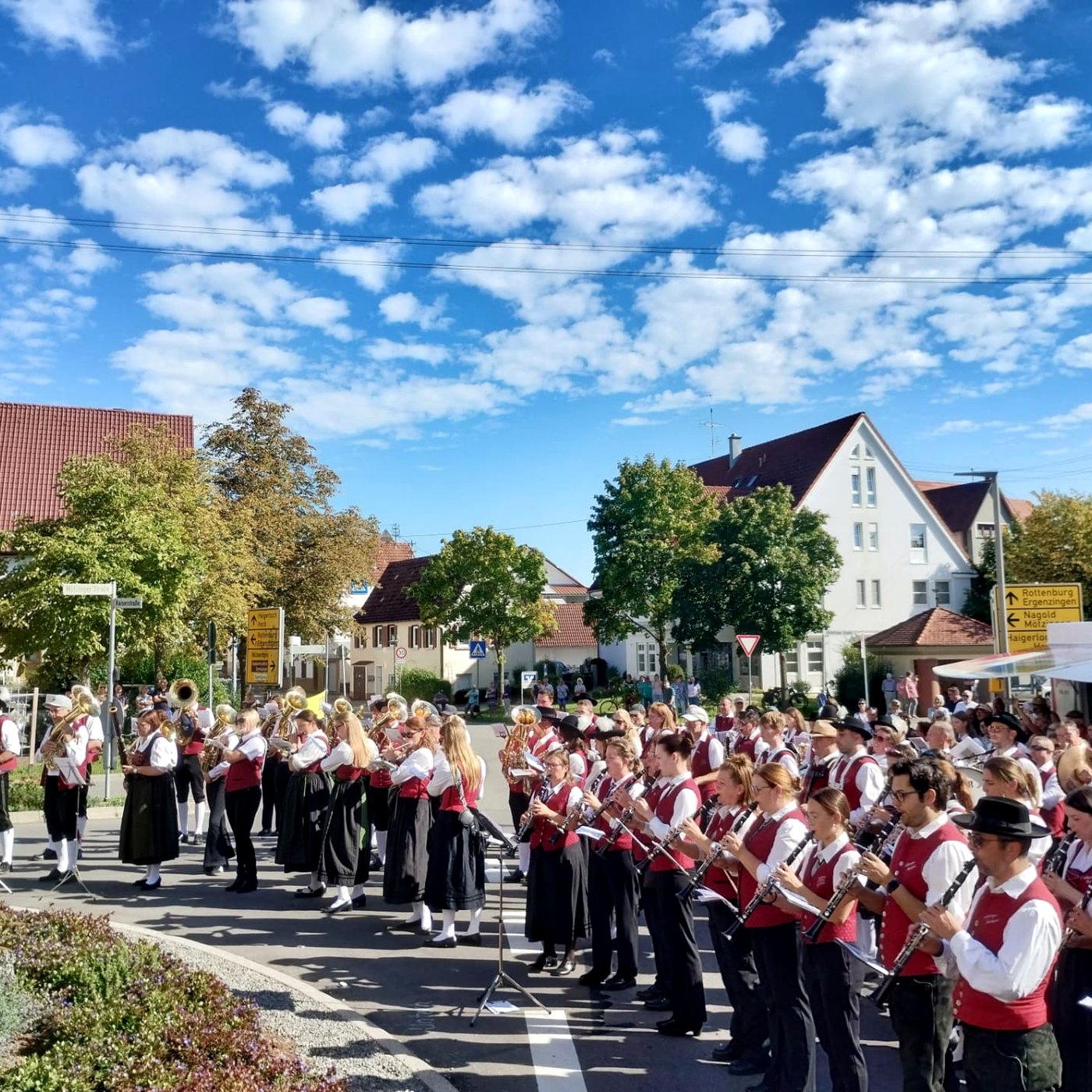 Kapelle in Tracht spielt beim Umzug auf der Dorfstraße