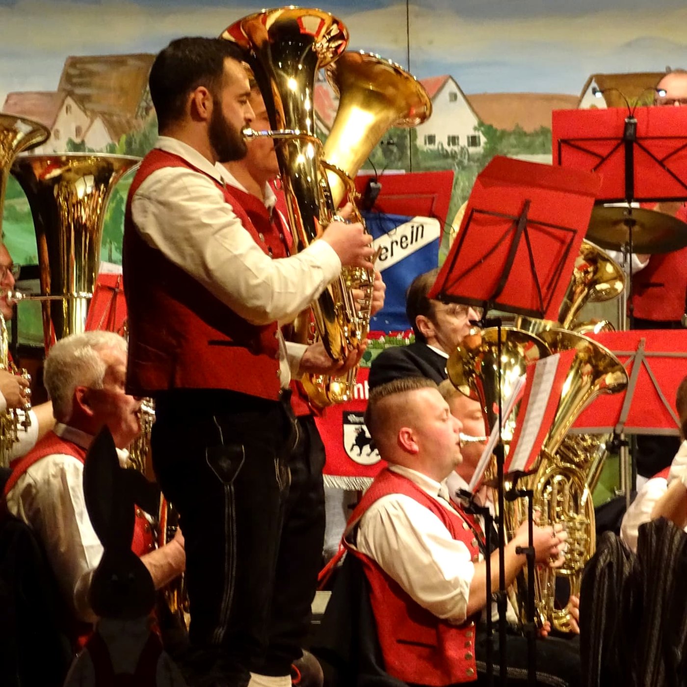Tubisten der Kapelle beim Konzert in roter Tracht