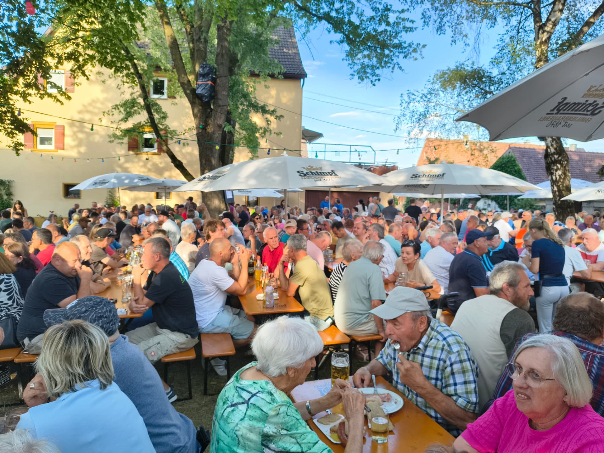 Gesellige Gäste beim Zwiebelberdafest auf der Dorfwiese